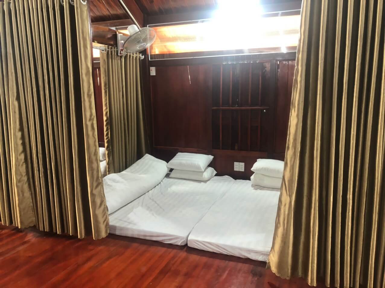 khu vực nghỉ ngơi trong nhà sàn tập thể tại ​​​​việt hạt homestay mộc châu 